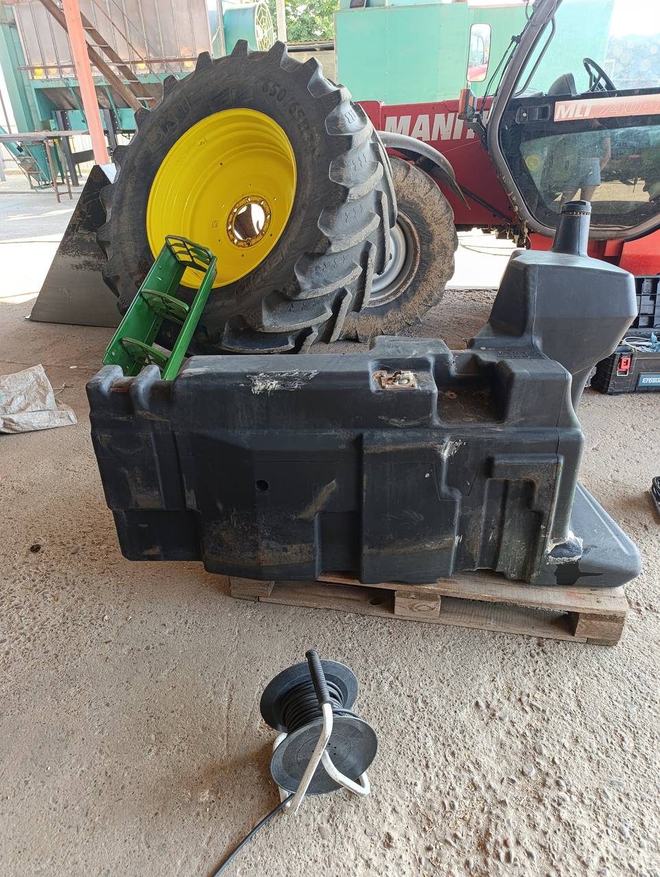 Palivová nádrž — John Deere 6930