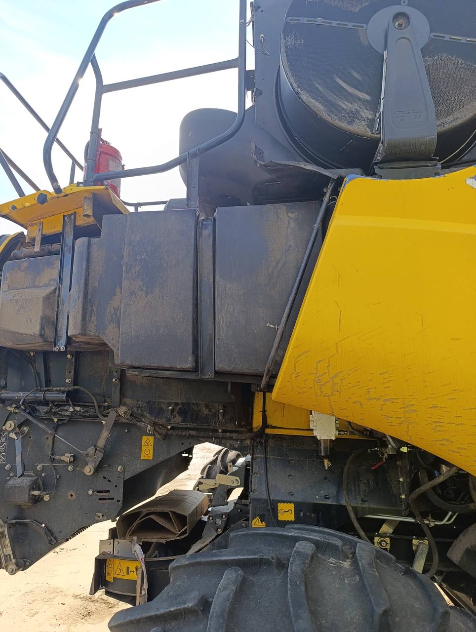 Fotografie 3 z opravy — Oprava palivové nádrže New Holland CR 9.80