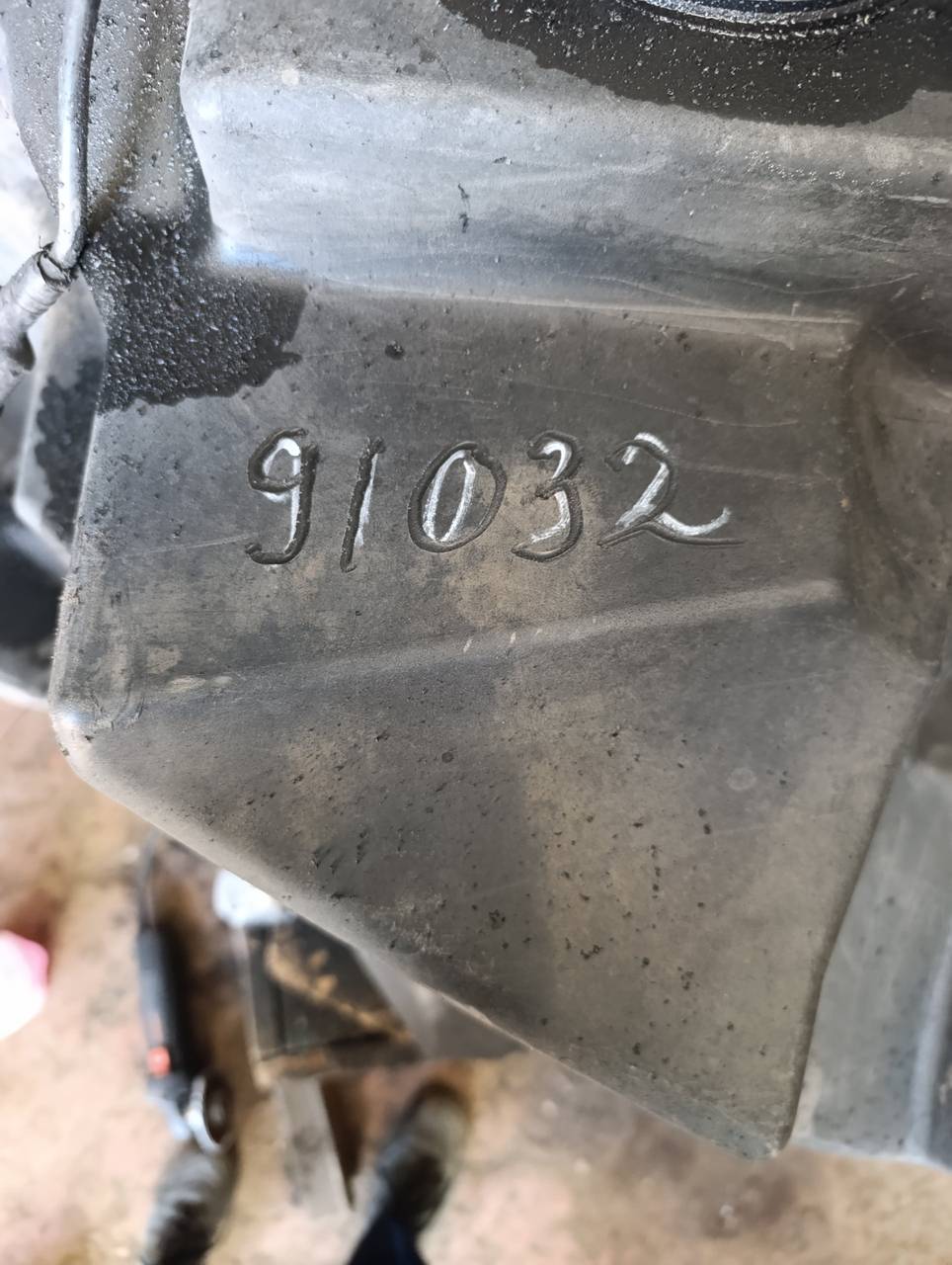 Fotografie 12 z opravy — Oprava palivové nádrže Fendt 936 — poškozené místo uchycení