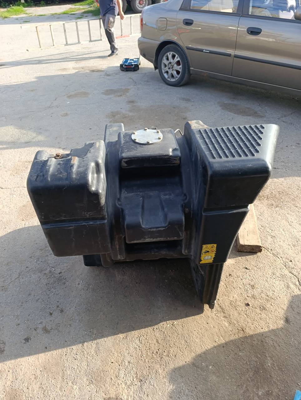 Fotografie 8 z opravy — Oprava palivové nádrže Fendt 936 — poškozené místo uchycení