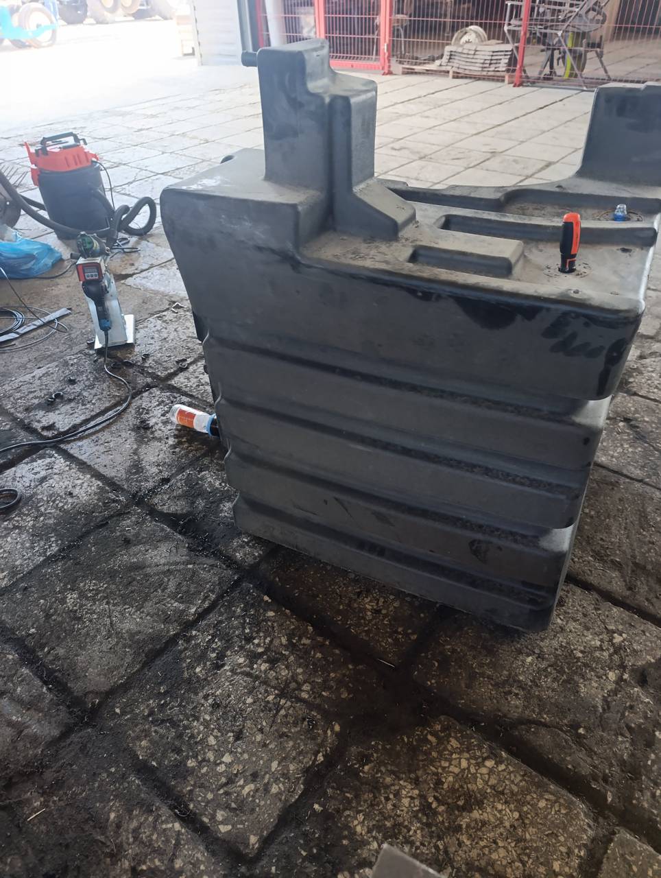 Fotografie 11 z opravy — Oprava palivové nádrže Case 340 — propálená nádrž
