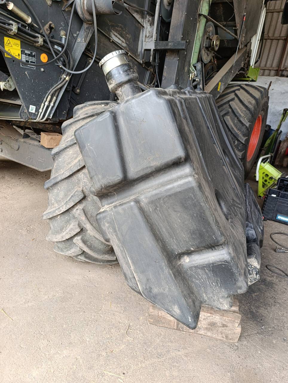 Fotografie 15 z opravy — Oprava palivové nádrže Claas Lexion — prasklina