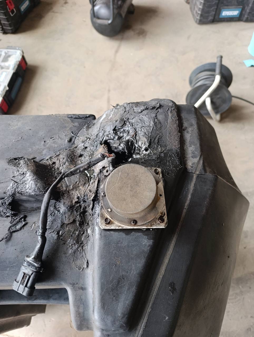 Fotografie 7 z opravy — Oprava palivové nádrže Fendt 930