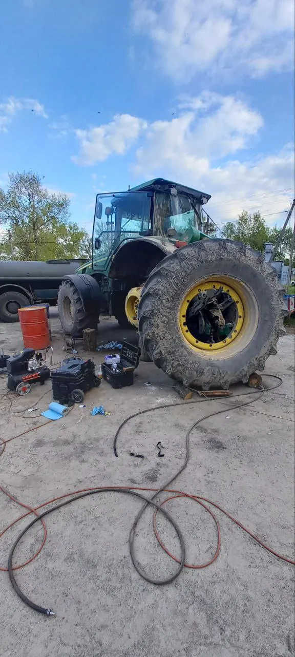 Fotografie 11 z opravy — Oprava palivové nádrže John Deere 8430