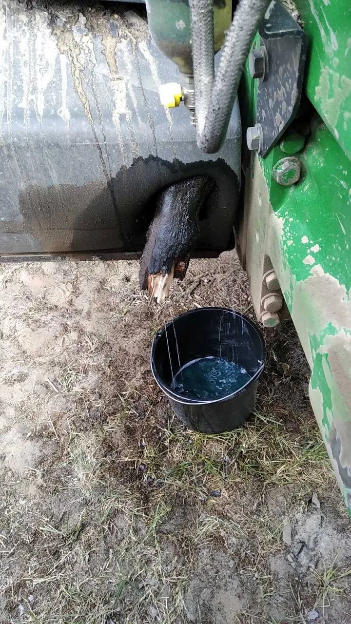 Palivová nádrž — John Deere 8335