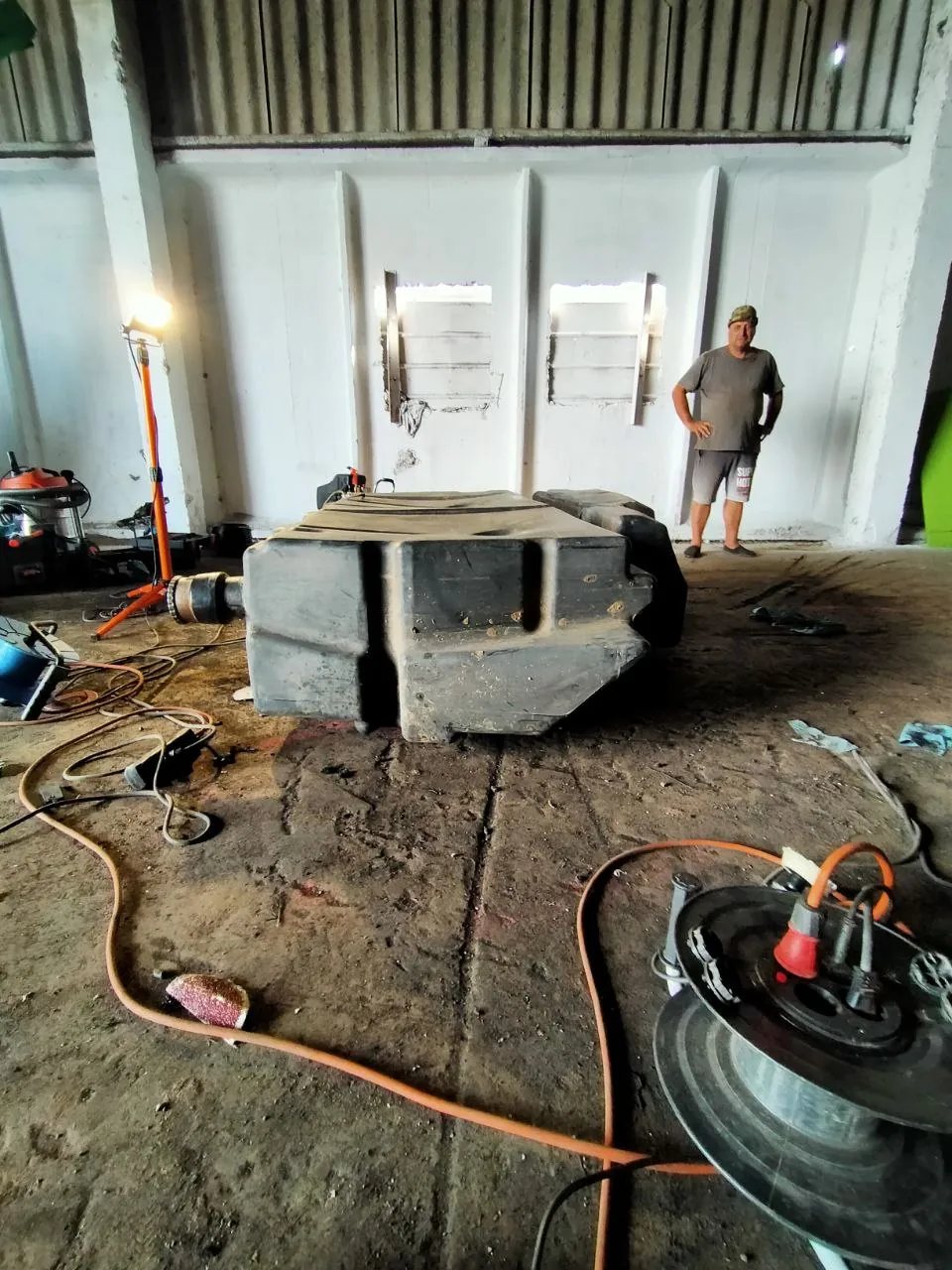 Fotografie 11 z opravy — Oprava palivové nádrže Case 340 — poškozené místo uchycení