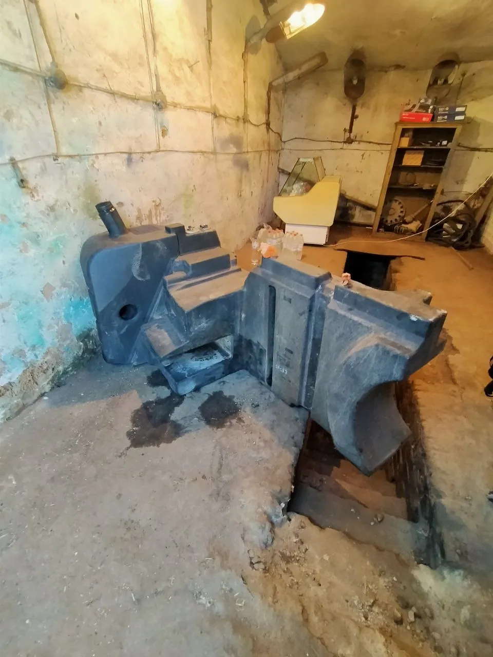 Fotografie 17 z opravy — Oprava palivové nádrže Fendt 936 — proražená větví v rohu