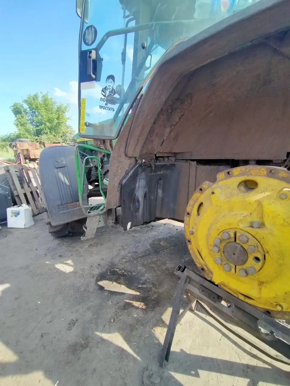 Fotografie 3 z opravy — Oprava palivové nádrže John Deere 8400 — červenec 2023