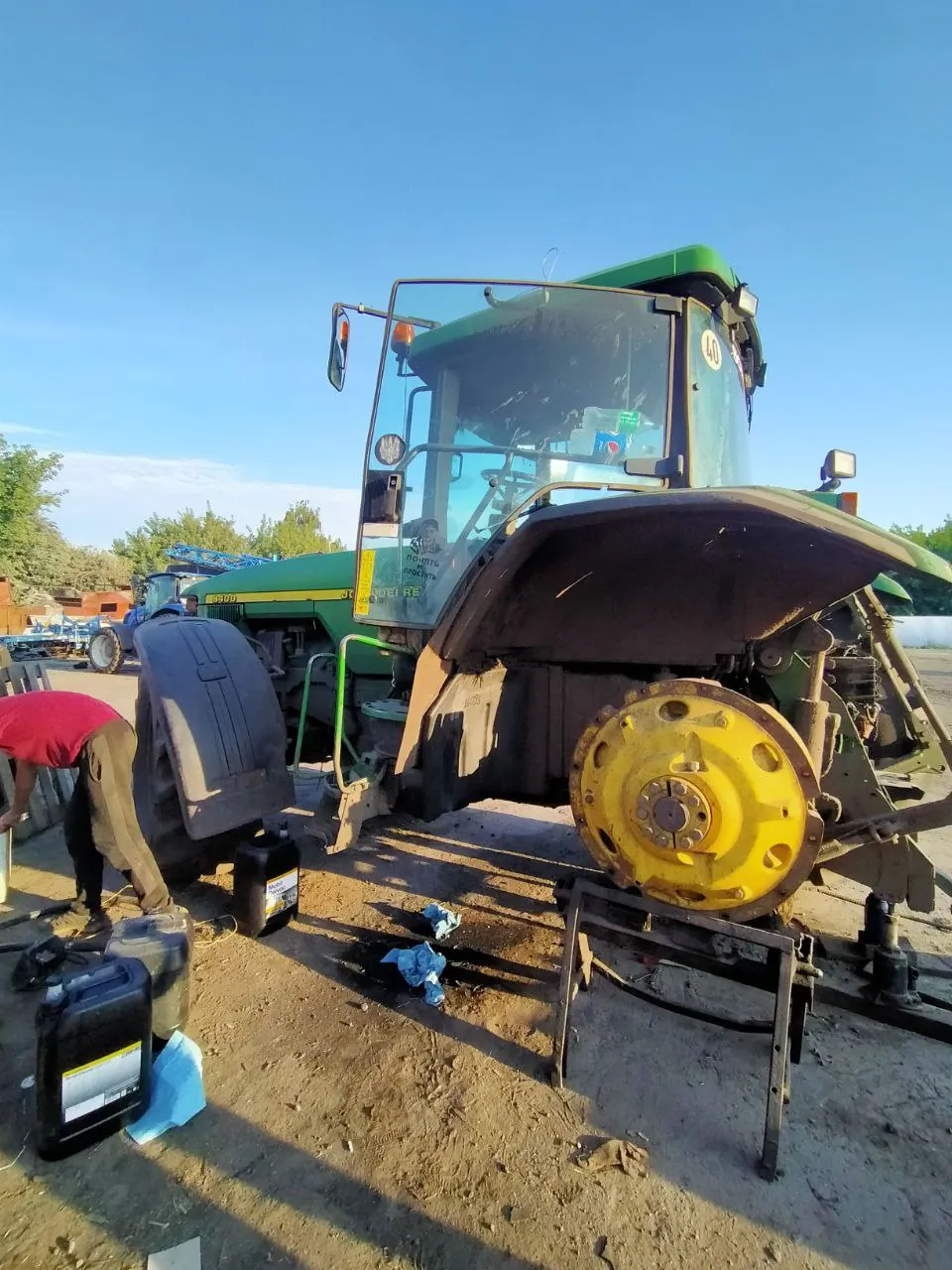 Fotografie 6 z opravy — Oprava palivové nádrže John Deere 8400 — červenec 2023