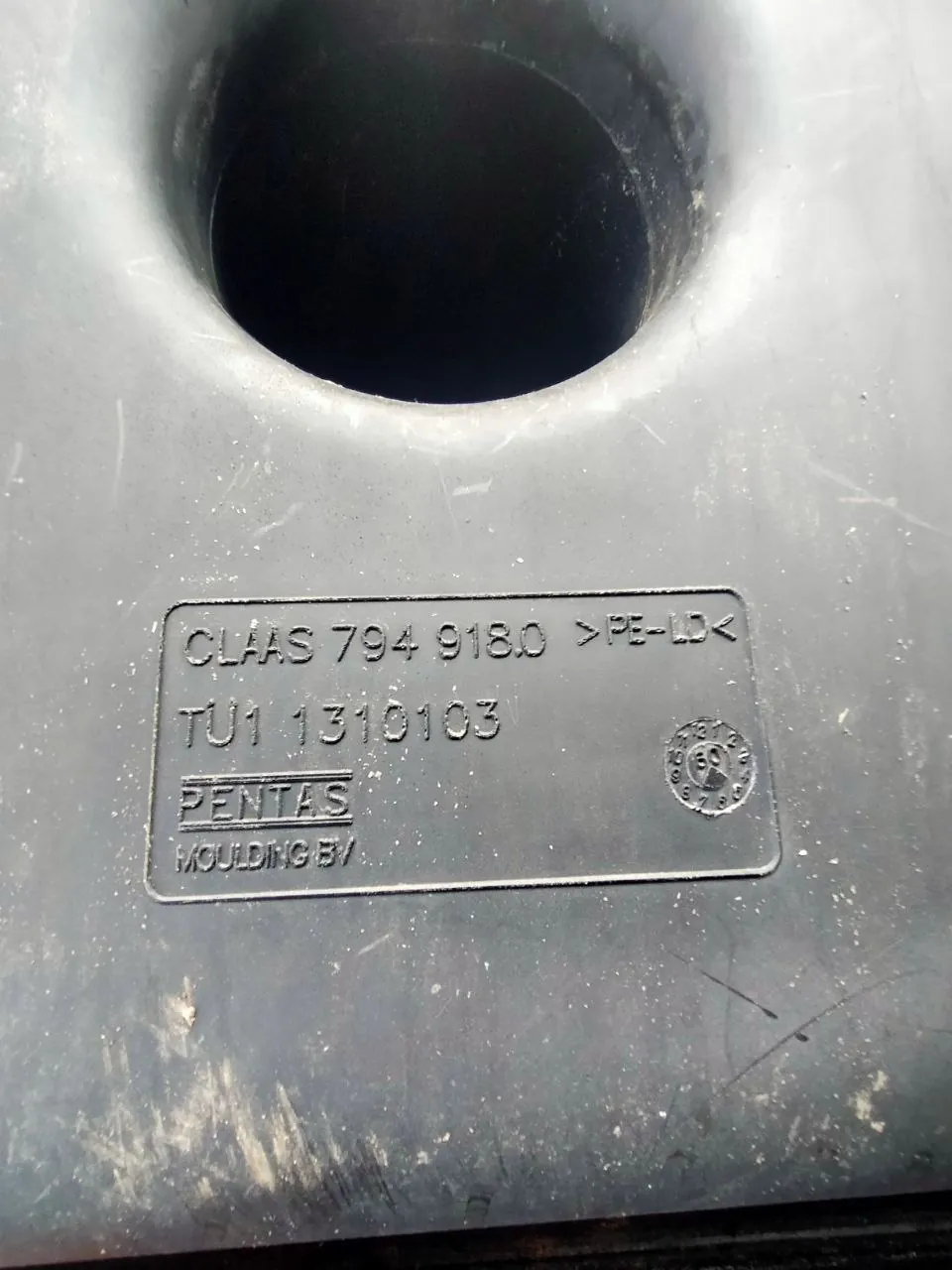 Fotografie 3 z opravy — Oprava palivové nádrže Claas Lexion 550 — prasklina v typickém místě