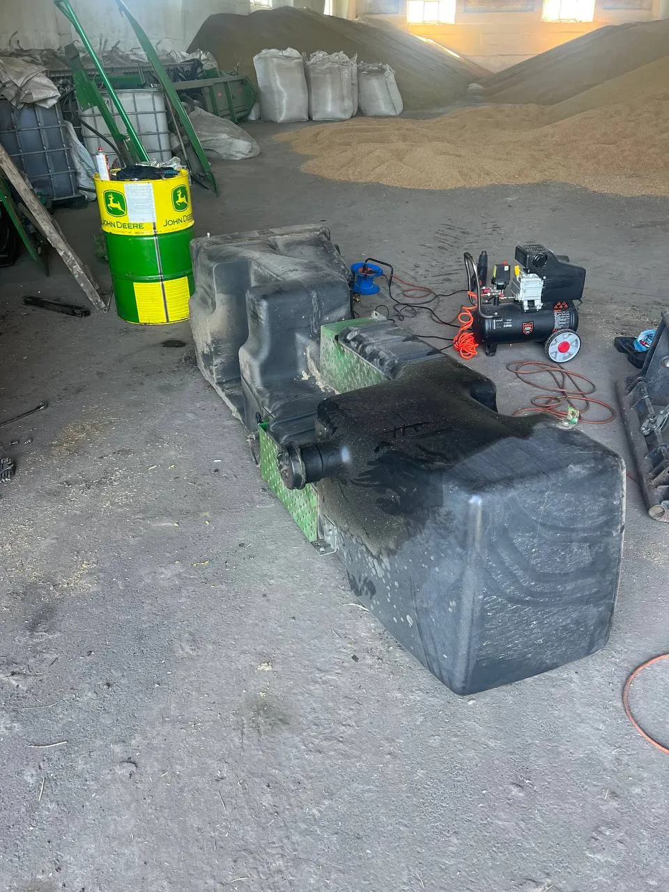 Palivová nádrž — John Deere 9680