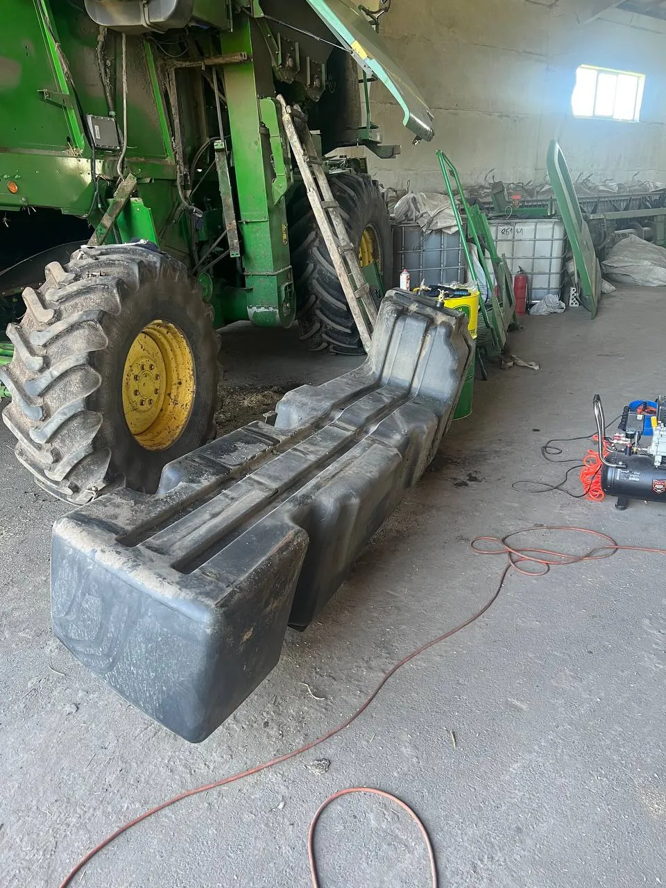 Fotografie 5 z opravy — Oprava palivové nádrže John Deere 9680