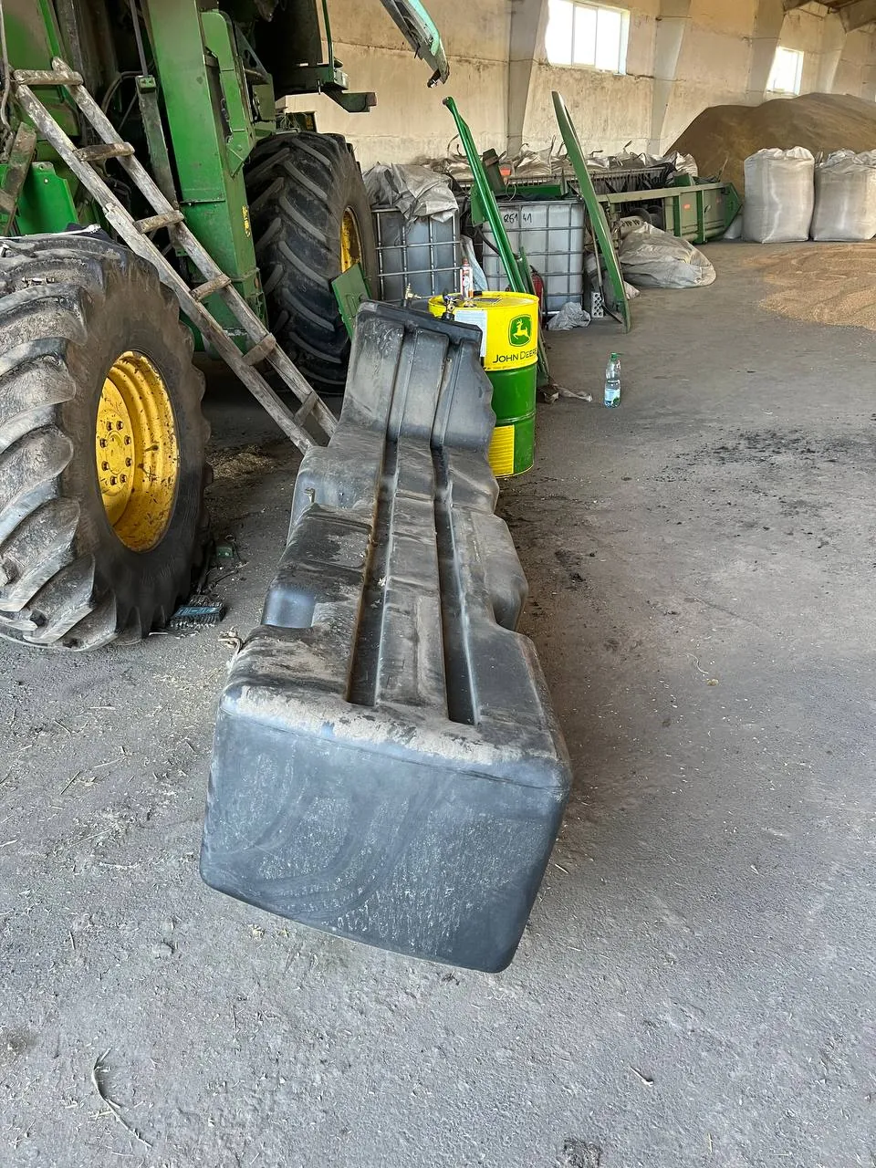 Fotografie 7 z opravy — Oprava palivové nádrže John Deere 9680