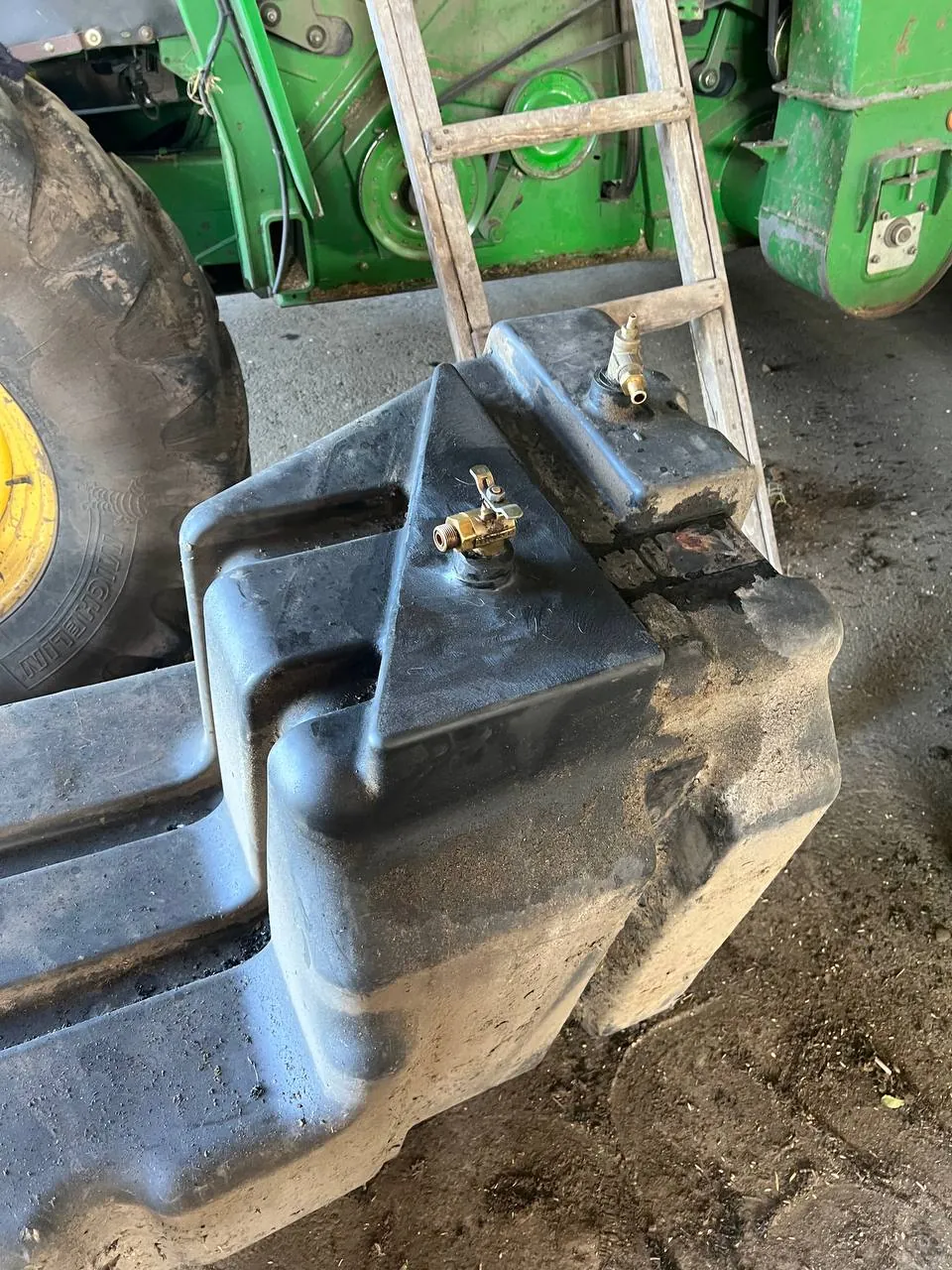 Fotografie 8 z opravy — Oprava palivové nádrže John Deere 9680