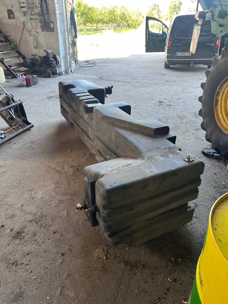 Fotografie 13 z opravy — Oprava palivové nádrže John Deere 9680