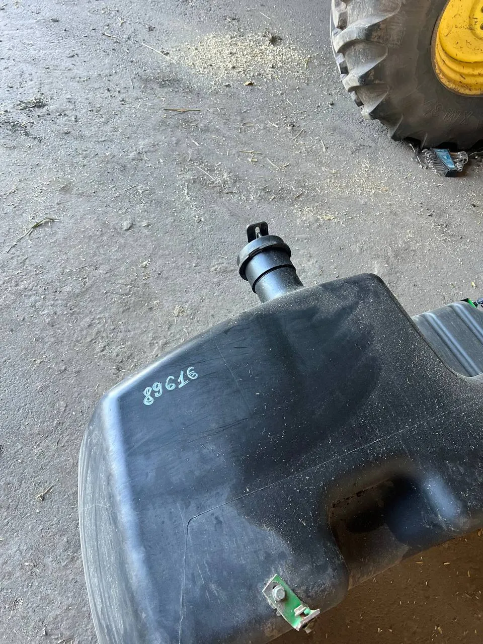 Fotografie 14 z opravy — Oprava palivové nádrže John Deere 9680