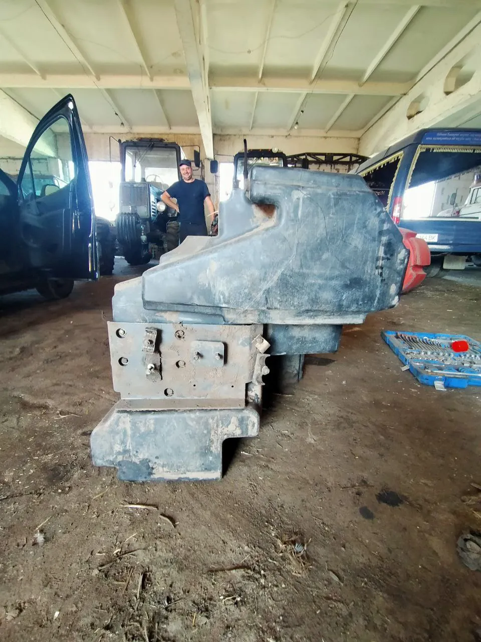 Fotografie 6 z opravy — Oprava palivové nádrže Fendt 936 — srpen 2023
