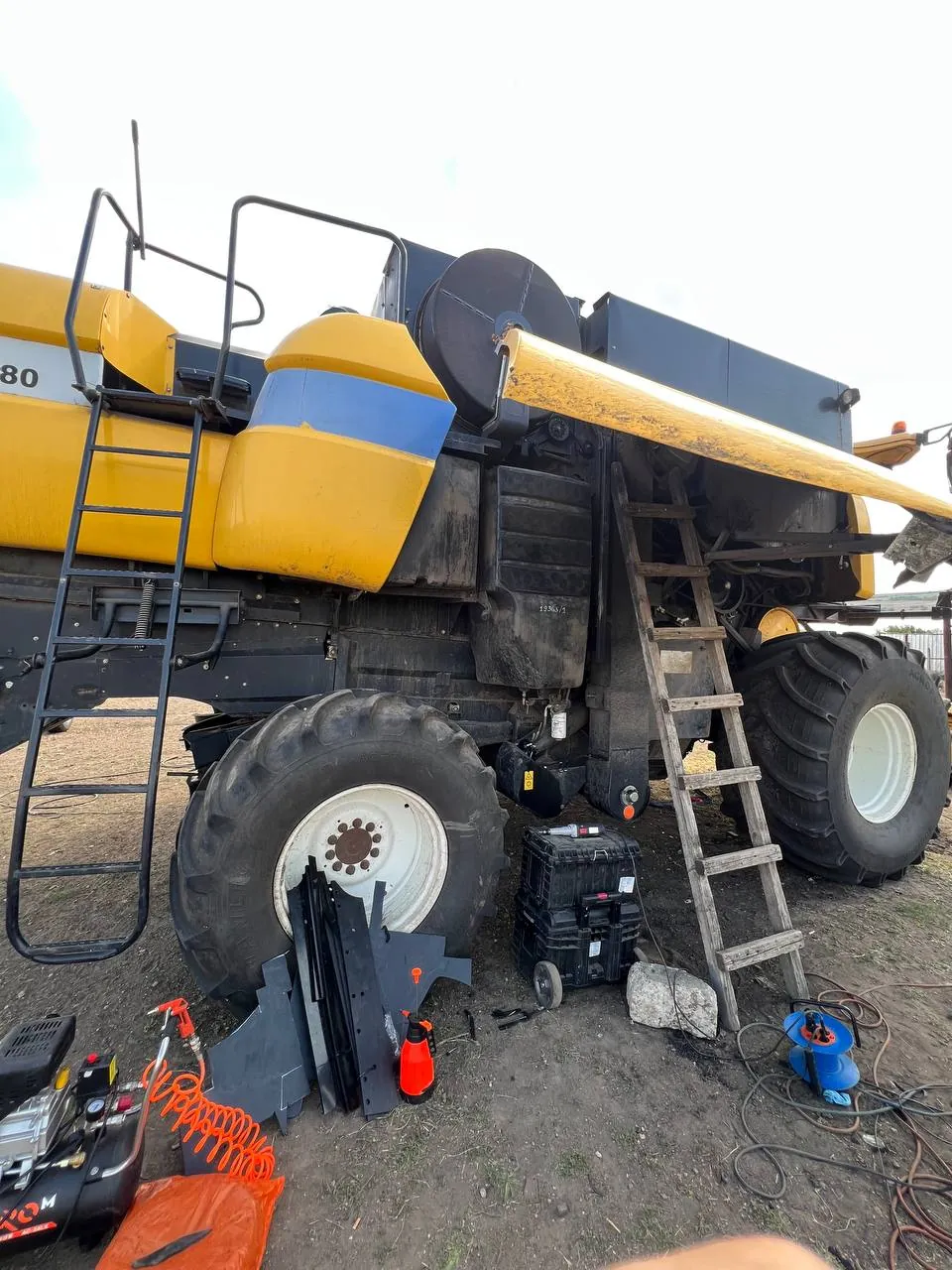 Fotografie 16 z opravy — Oprava zásobníku zrna John Deere