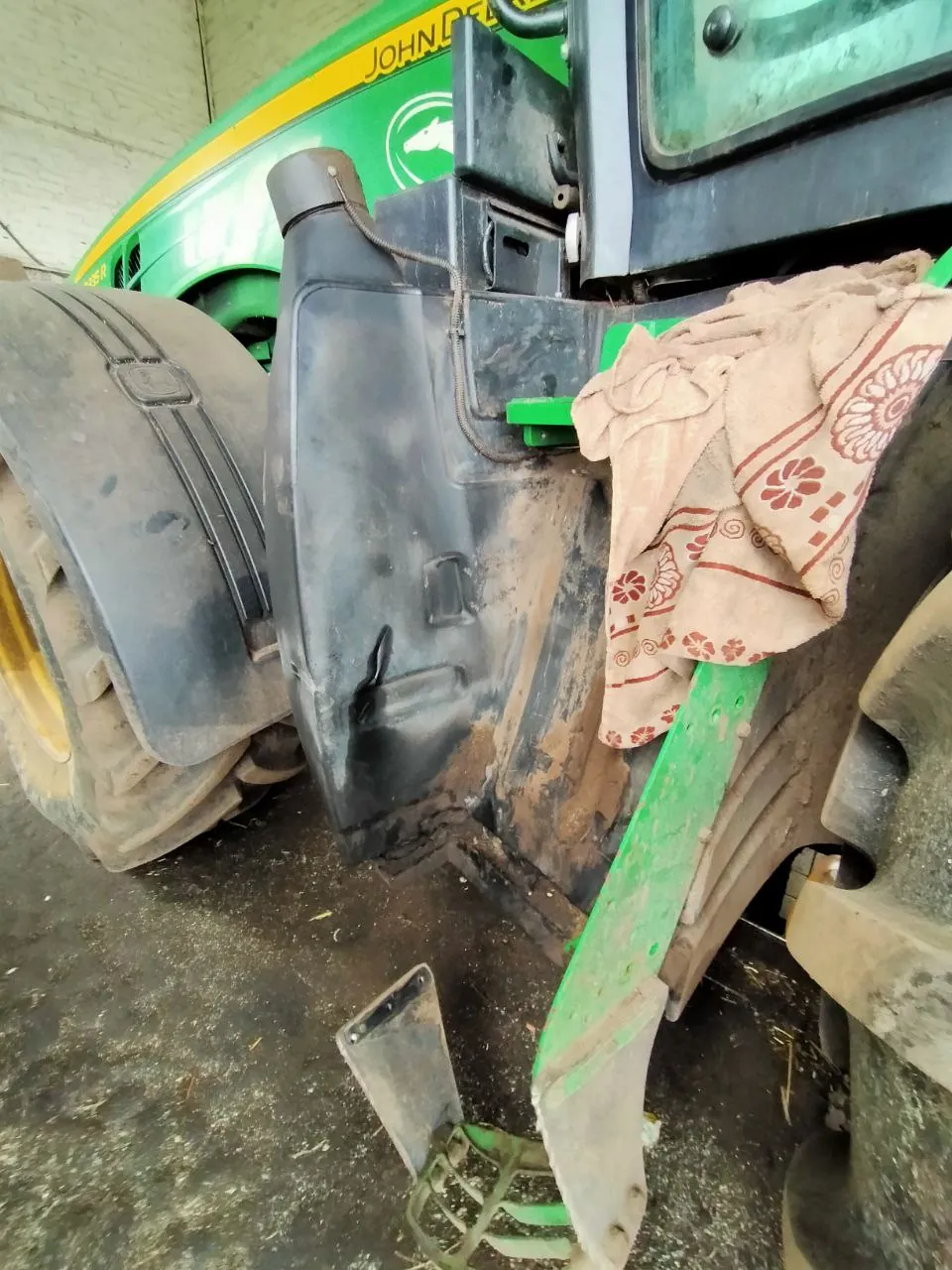 Palivová nádrž — John Deere 8335 R