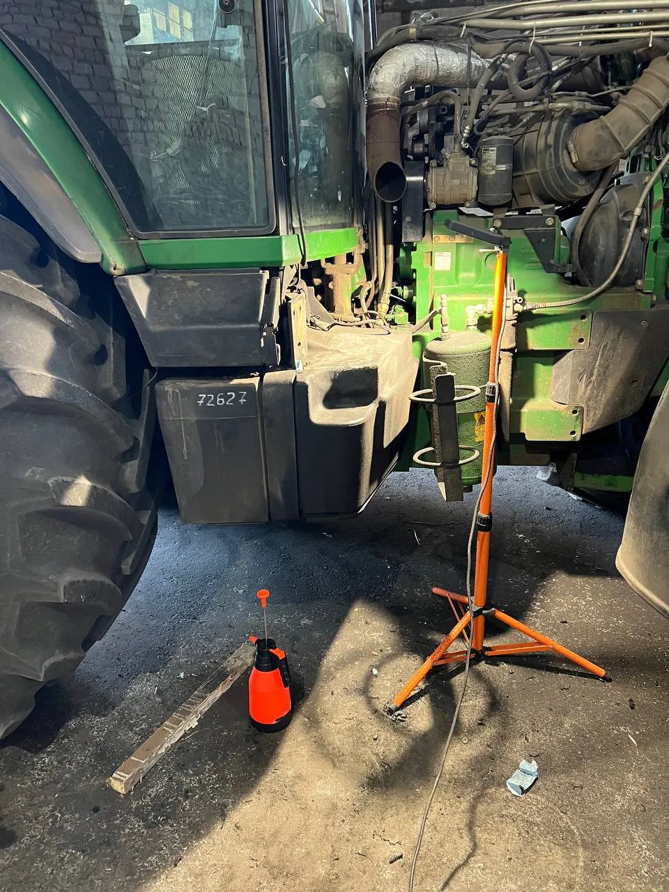 Fotografie 8 z opravy — Oprava palivové nádrže John Deere 8400 — srpen 2023