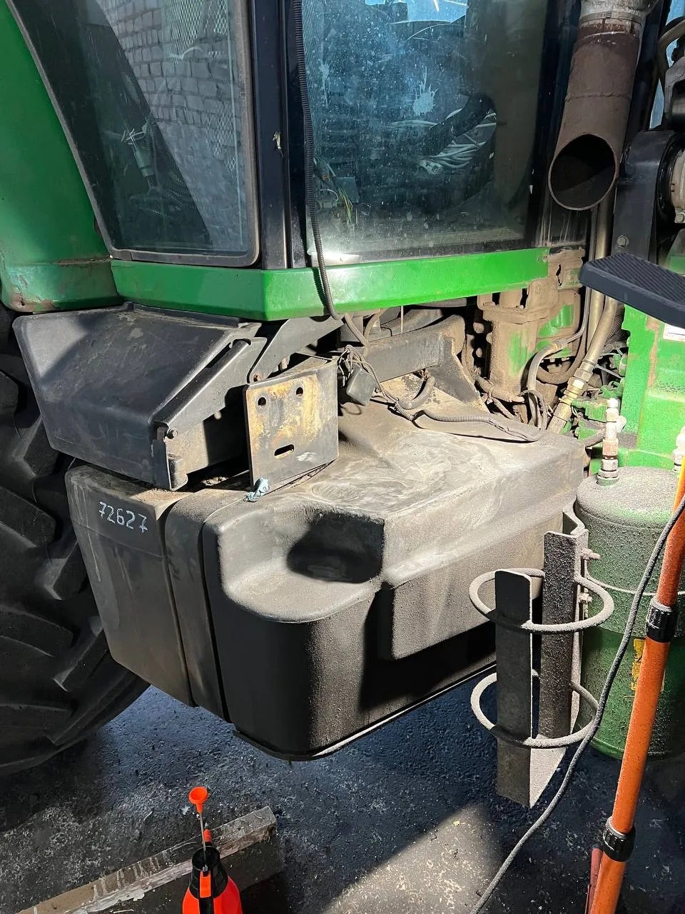 Fotografie 9 z opravy — Oprava palivové nádrže John Deere 8400 — srpen 2023