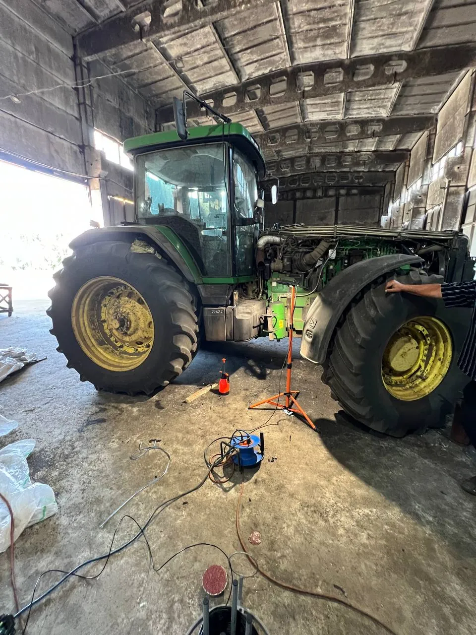 Fotografie 10 z opravy — Oprava palivové nádrže John Deere 8400 — srpen 2023