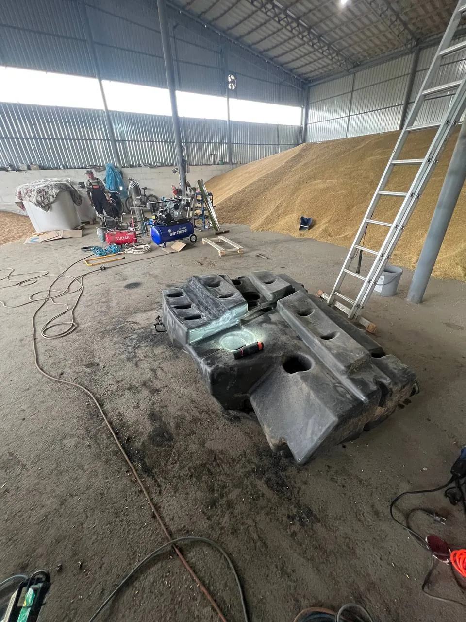 Fotografie 29 z opravy — Oprava palivové nádrže Claas Lexion 580