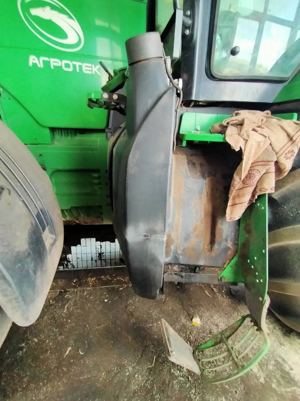 Palivová nádrž — John Deere 8335 R