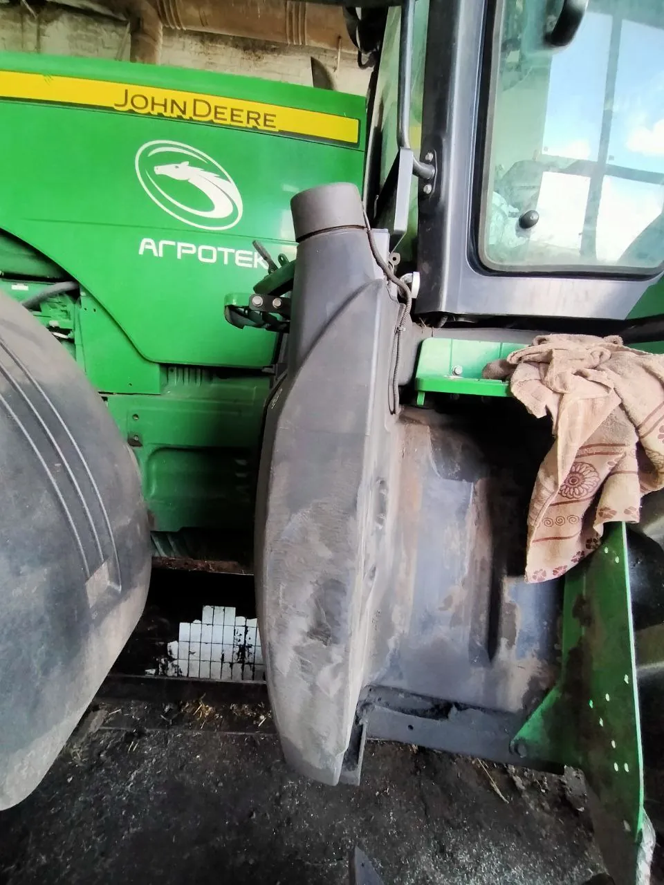 Fotografie 3 z opravy — Oprava palivové nádrže John Deere 8335 R — teče v místě dřívější opravy