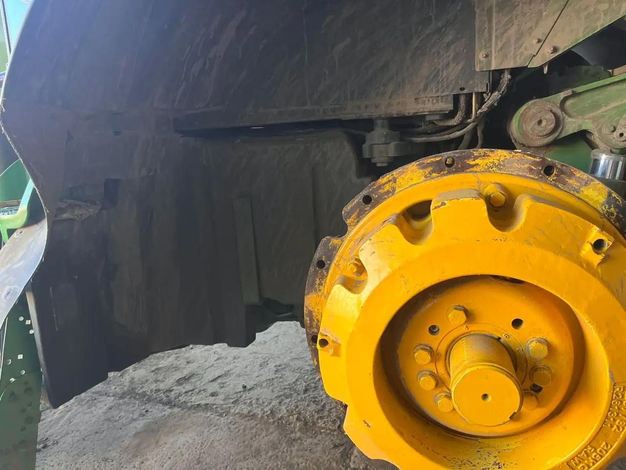 Fotografie 13 z opravy — Oprava palivové nádrže John Deere 8430 — prasklina