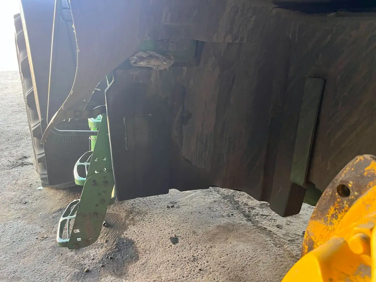 Fotografie 11 z opravy — Oprava palivové nádrže John Deere 8430 — prasklina