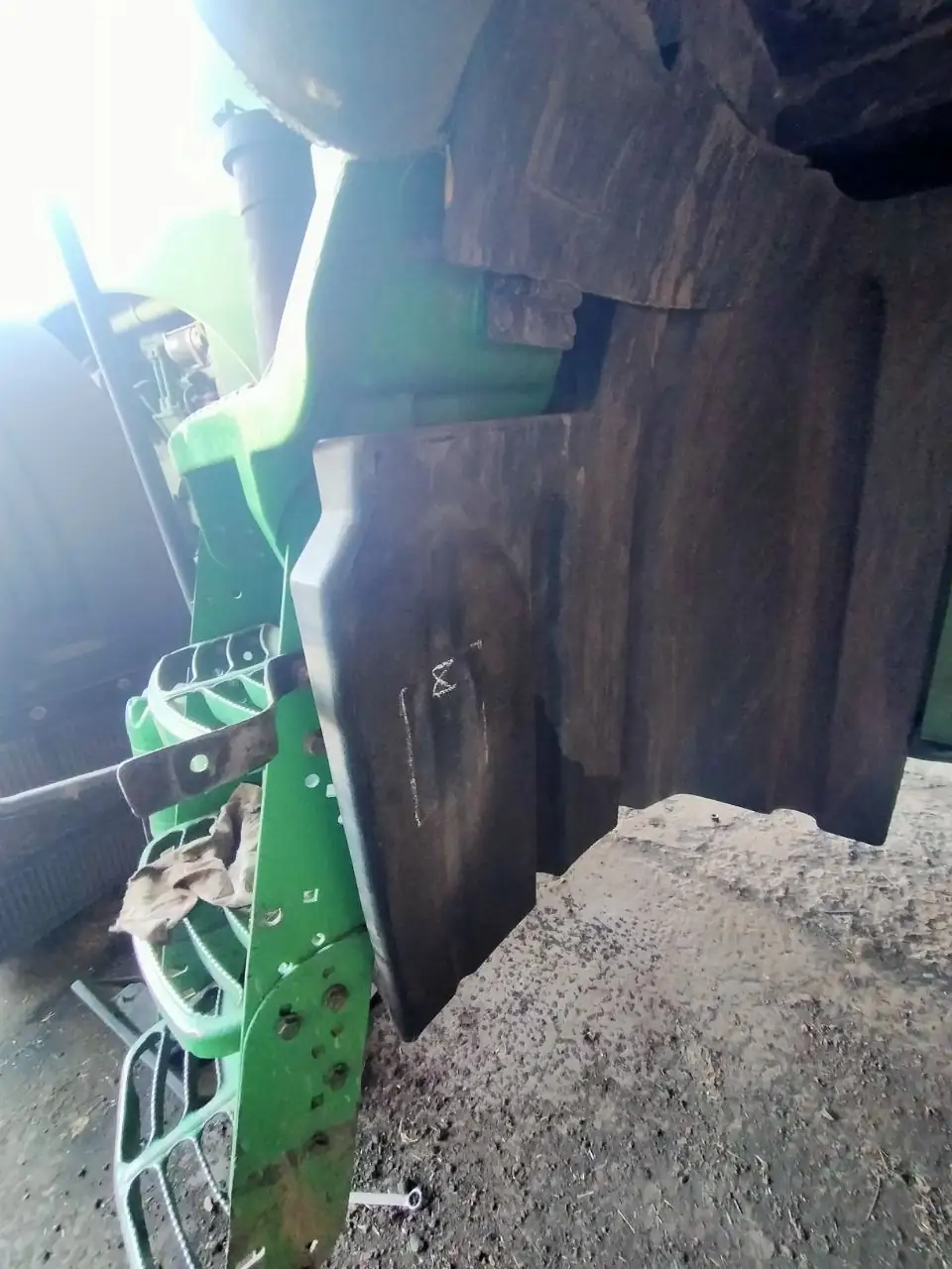 Fotografie 8 z opravy — Oprava palivové nádrže John Deere 8430 — prasklina