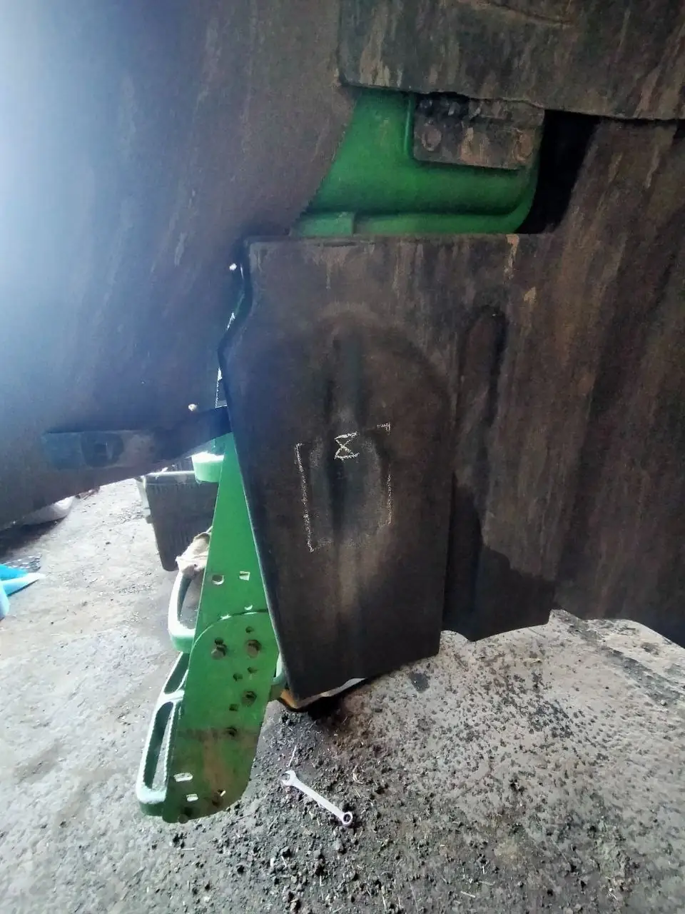 Fotografie 7 z opravy — Oprava palivové nádrže John Deere 8430 — prasklina