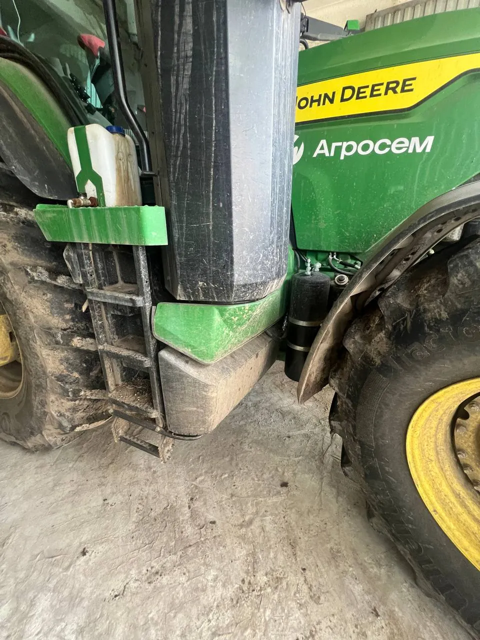Fotografie 3 z opravy — Oprava palivové nádrže John Deere 8R370