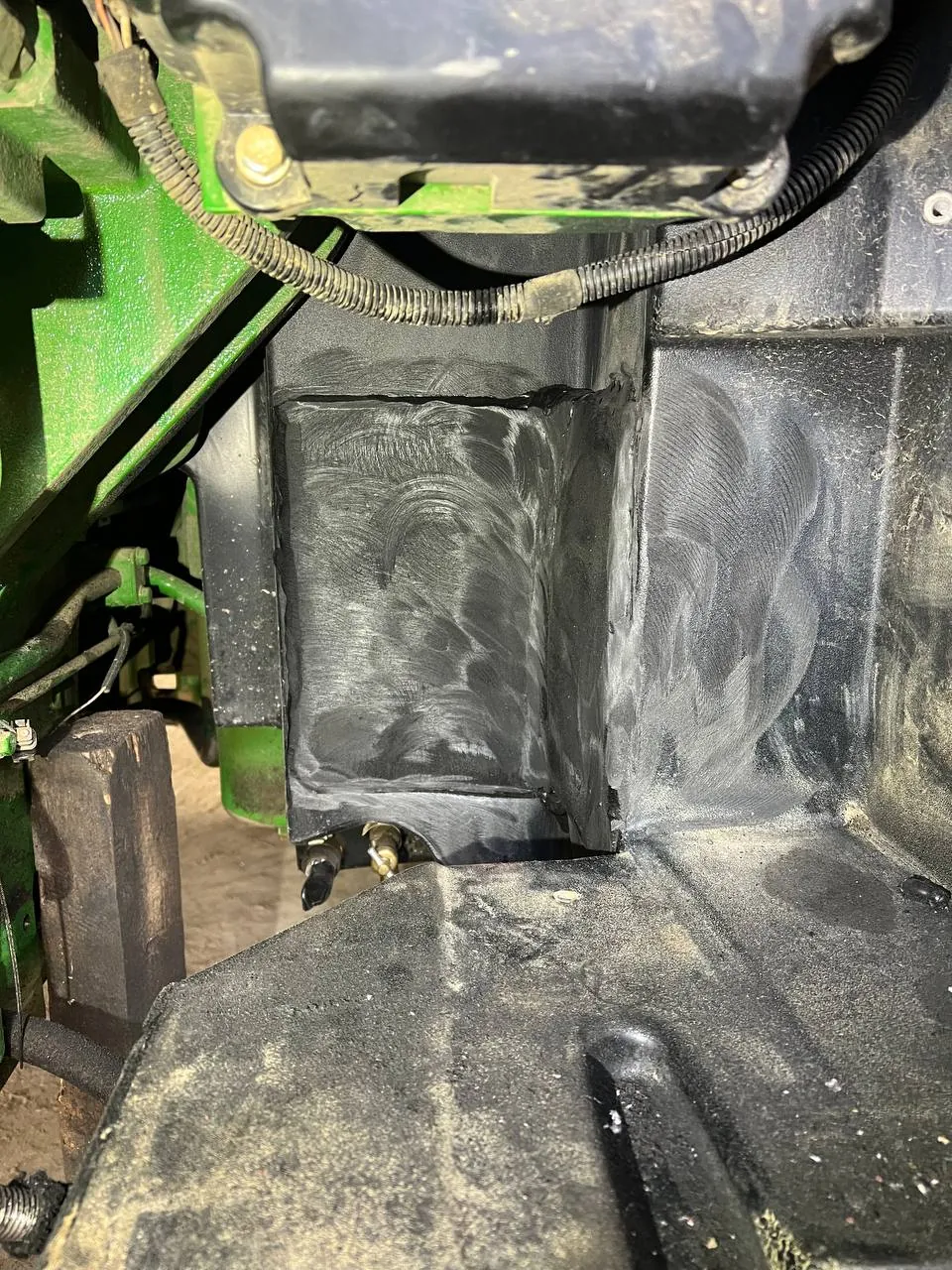 Fotografie 6 z opravy — Oprava palivové nádrže John Deere 8R370