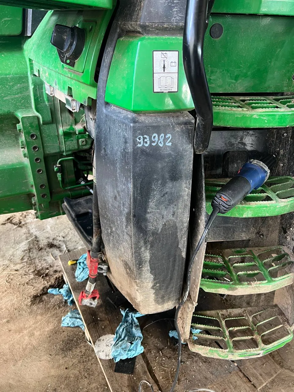 Fotografie 12 z opravy — Oprava palivové nádrže John Deere 8R370