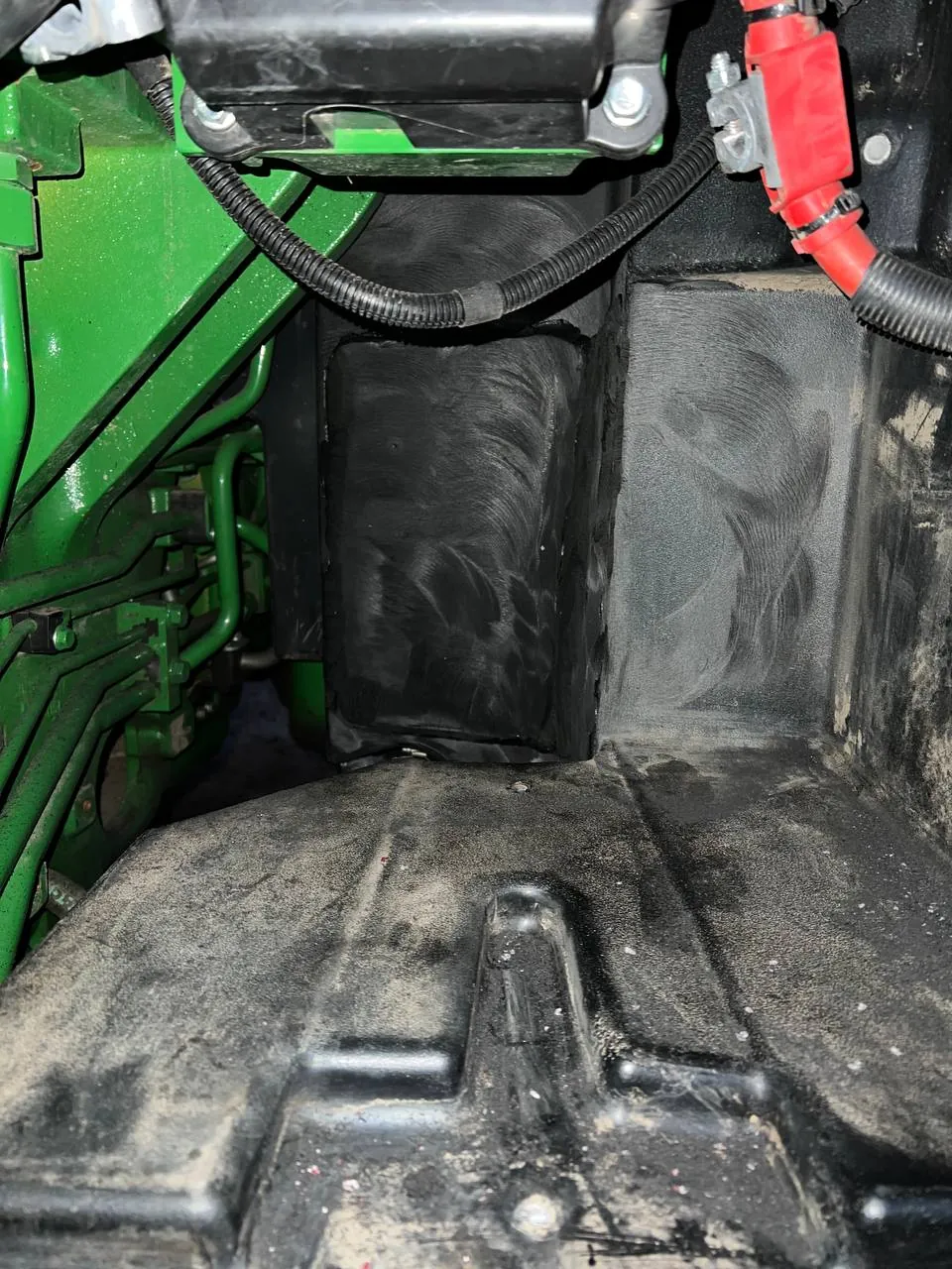 Fotografie 6 z opravy — Oprava palivové nádrže John Deere 8R370 — říjen 2023