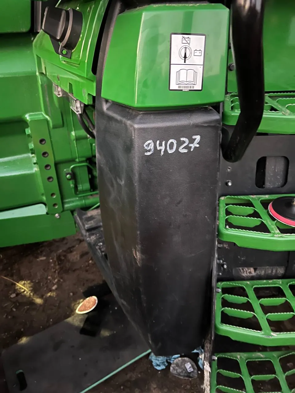 Fotografie 9 z opravy — Oprava palivové nádrže John Deere 8R370 — říjen 2023