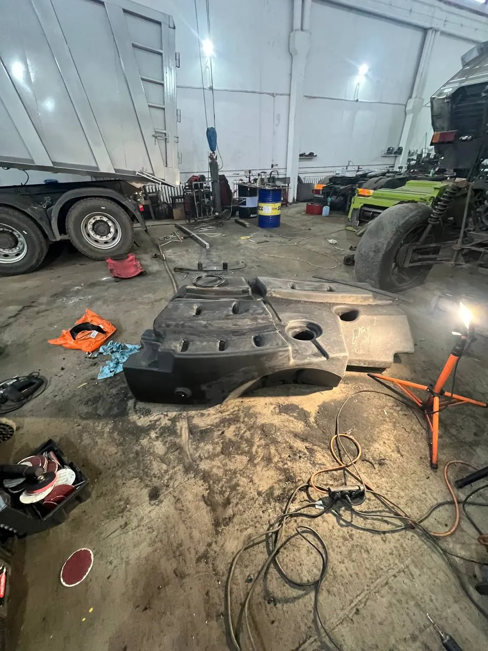 Fotografie 15 z opravy — Oprava palivové nádrže Claas Lexion — poškození v typickém slabém místě