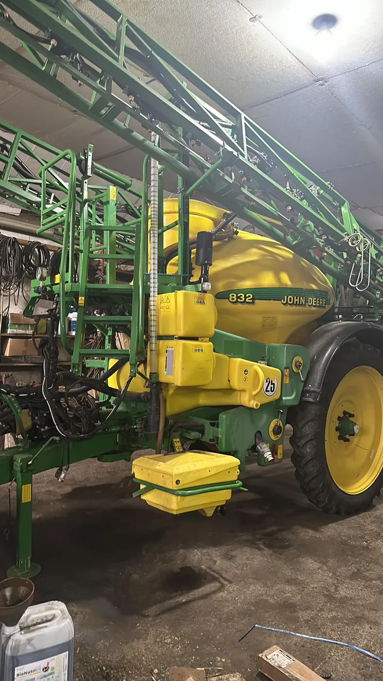 Fotografie 21 z opravy — Oprava nádrže postřikovače John Deere 832
