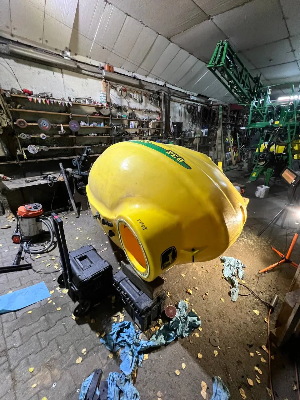 Fotografie 12 z opravy — Oprava nádrže postřikovače John Deere 832