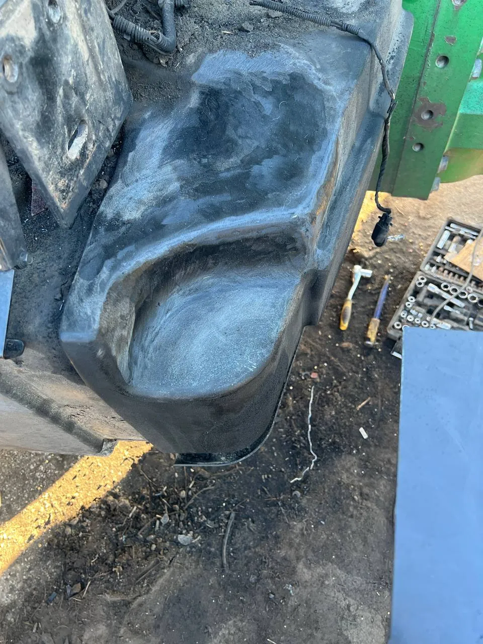 Fotografie 3 z opravy — Oprava palivové nádrže John Deere 8400 — propálená pod výfukovým potrubím