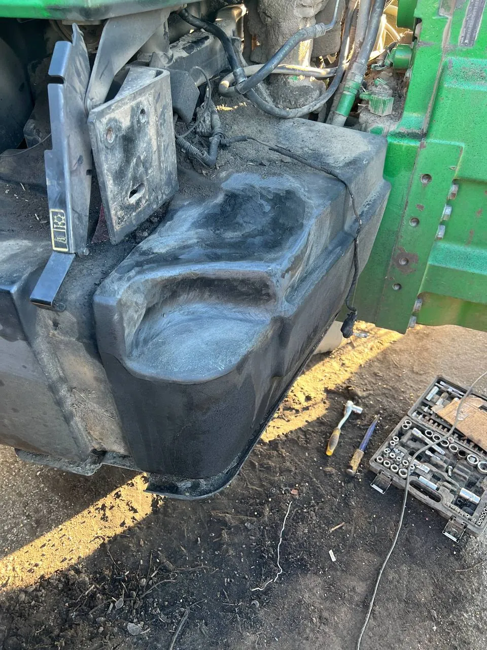 Fotografie 4 z opravy — Oprava palivové nádrže John Deere 8400 — propálená pod výfukovým potrubím
