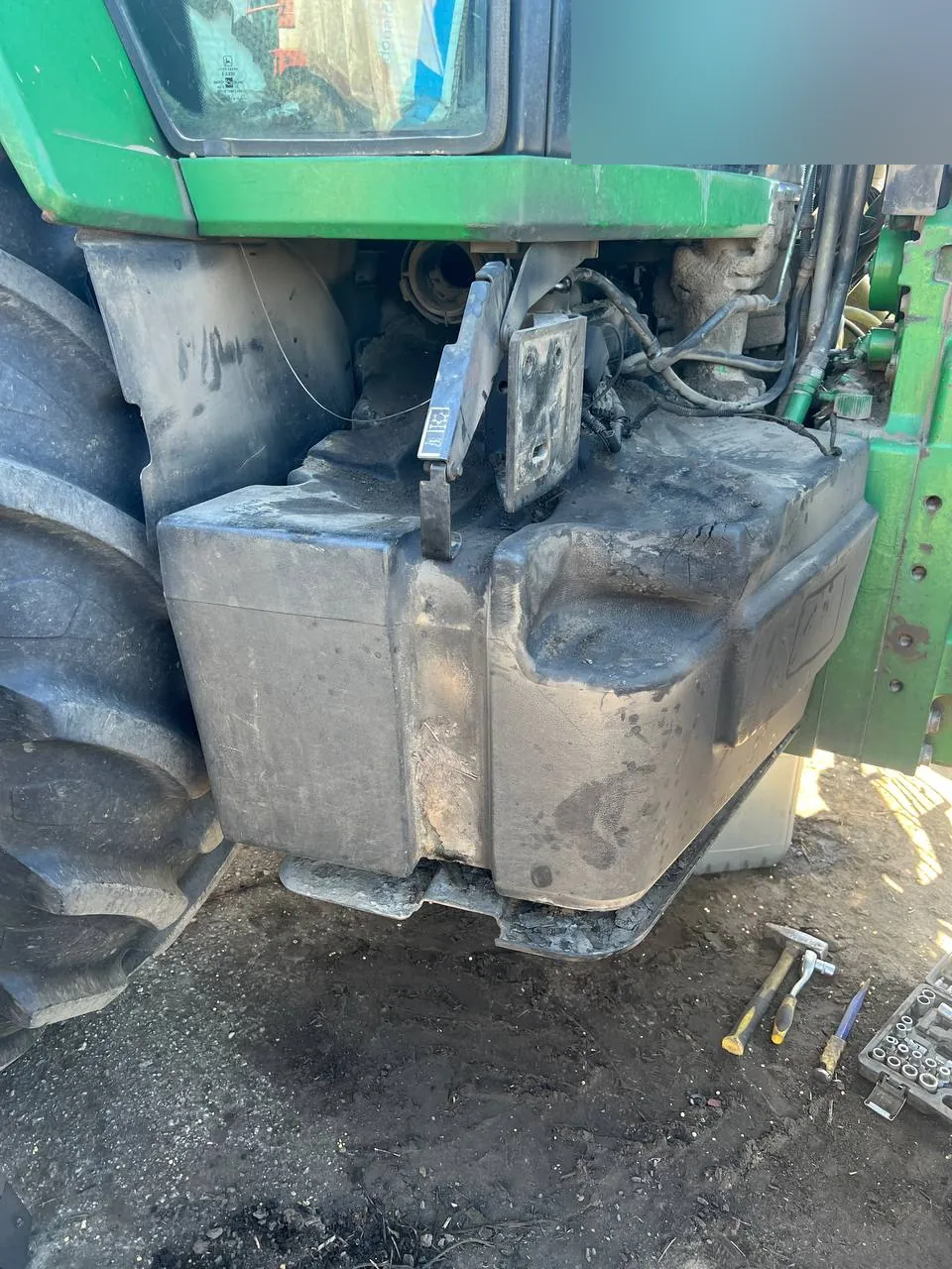 Fotografie 5 z opravy — Oprava palivové nádrže John Deere 8400 — propálená pod výfukovým potrubím