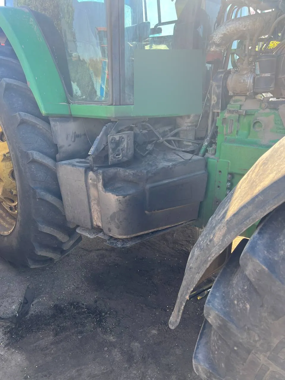 Fotografie 7 z opravy — Oprava palivové nádrže John Deere 8400 — propálená pod výfukovým potrubím