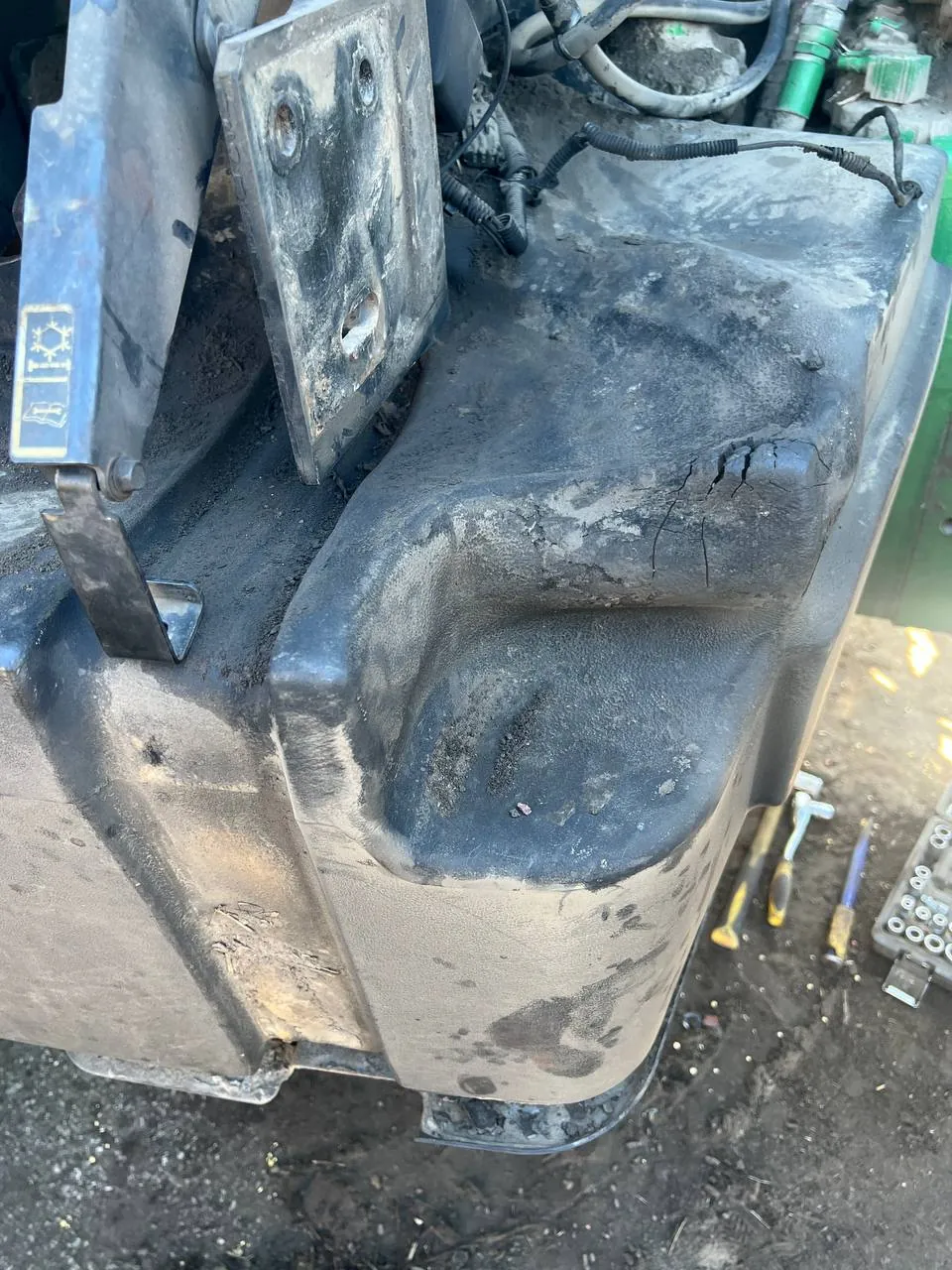 Fotografie 8 z opravy — Oprava palivové nádrže John Deere 8400 — propálená pod výfukovým potrubím