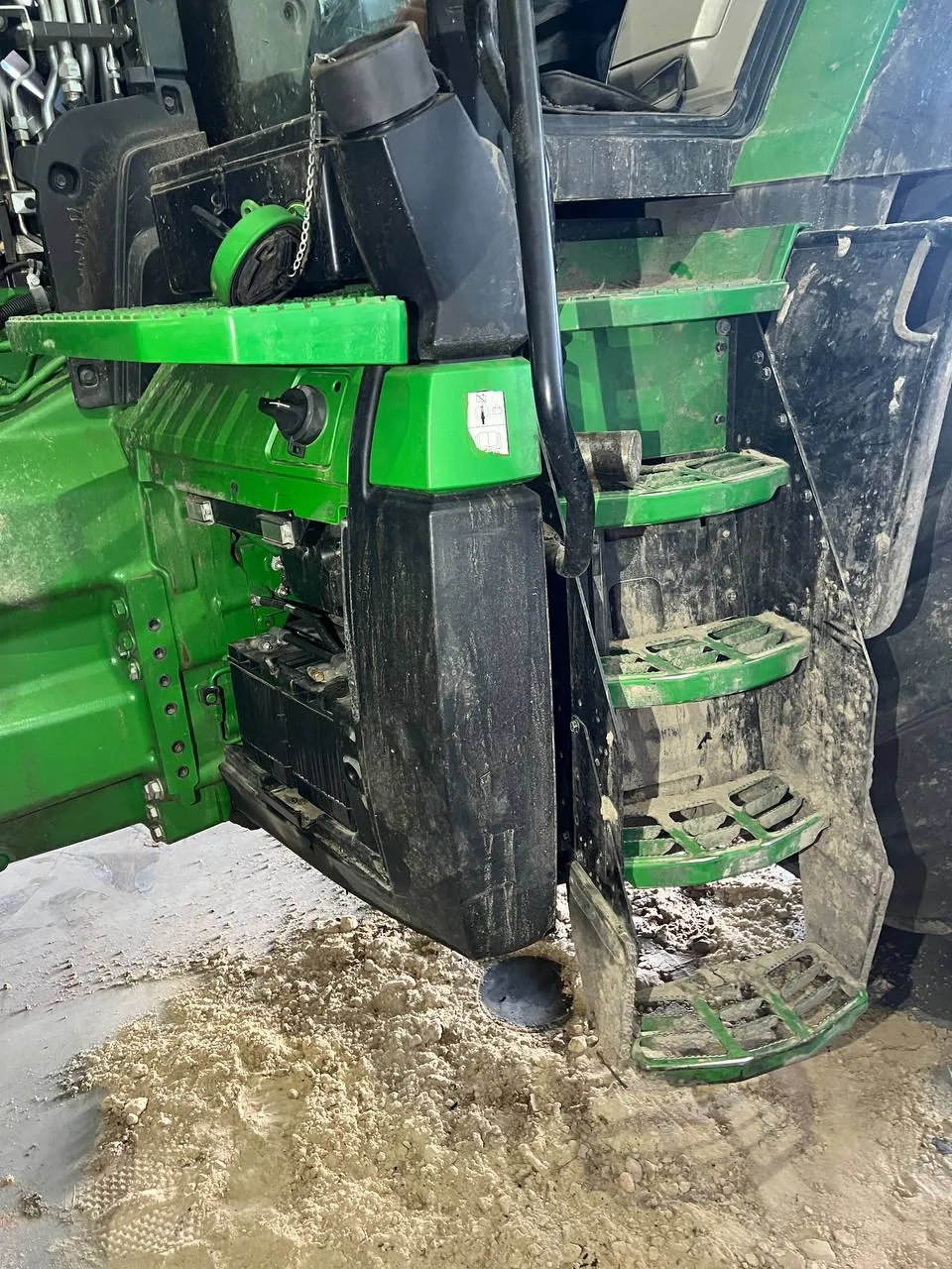 Fotografie 9 z opravy — Oprava palivové nádrže John Deere 8R 340