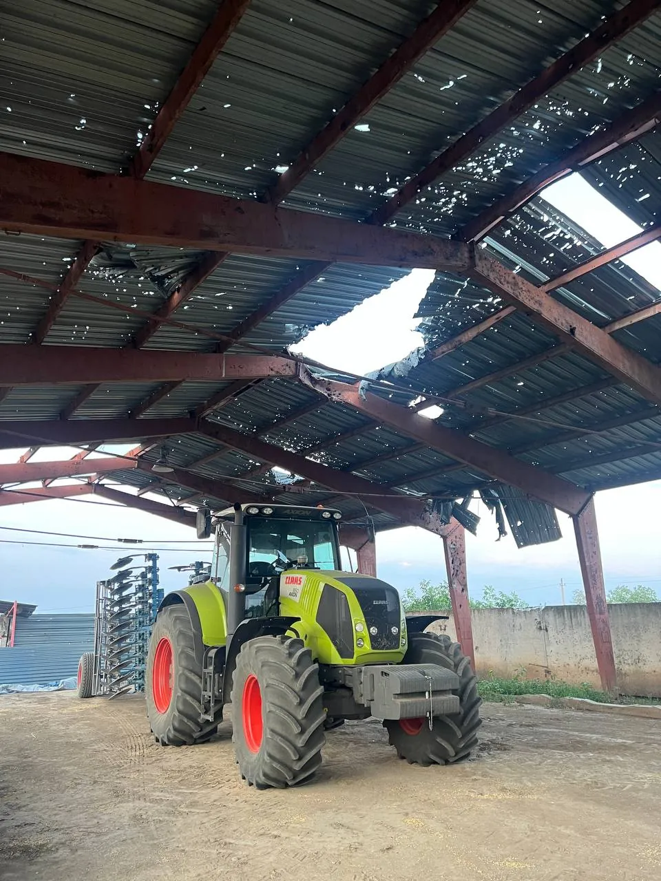 Fotografie 6 z opravy — Oprava palivové nádrže New Holland CX6090 — prosakuje v místě dřívější opravy