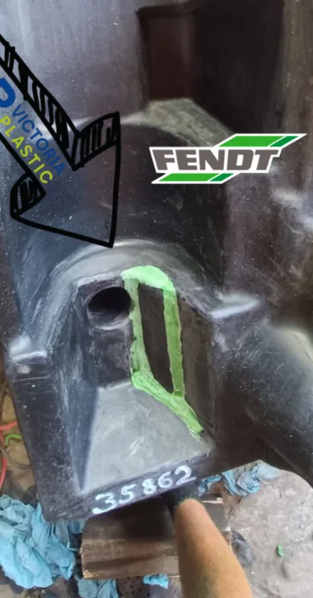 Oprava pravé palivové nádrže Fendt extruzním svařováním