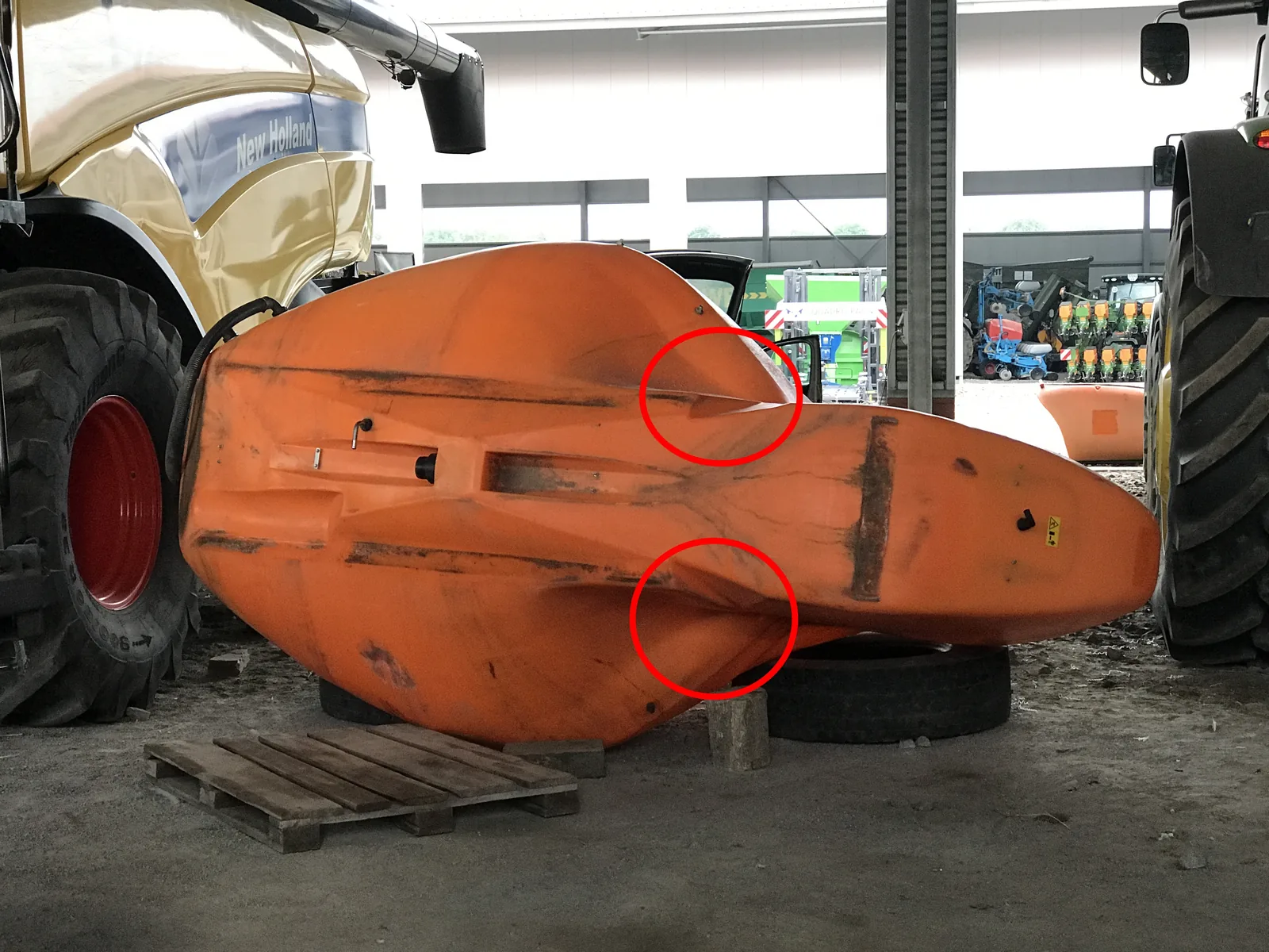 Prasklina nádrže Amazone u hrdla — typické poškození